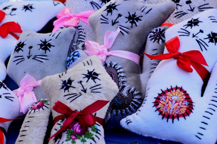Why Jacquard Woven Throws Are Popular for Every Space